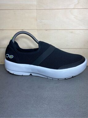 OOFOS OOmg Slip-Ons Black White Women's Size 11 Recovery Shoes Sneakers